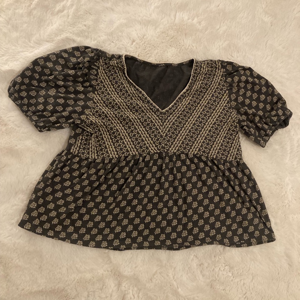 Lucky Brand Gray and Cream Patterned Cropped Top with Puffed Sleeves Women’s XL